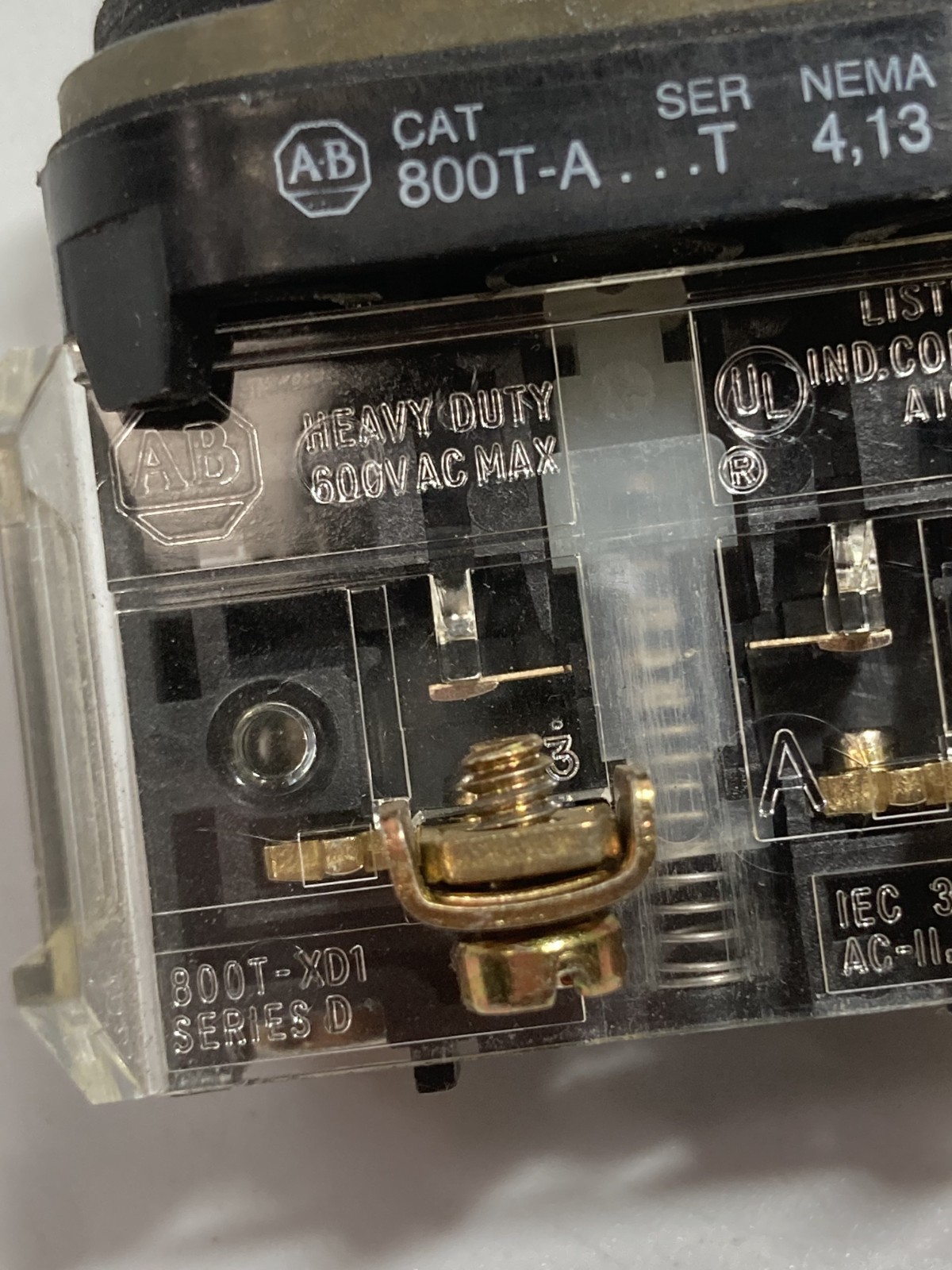 ALLEN BRADLEY 800T-A1D1 PUSHBUTTON GREEN FLUSH 1NO SERIES T