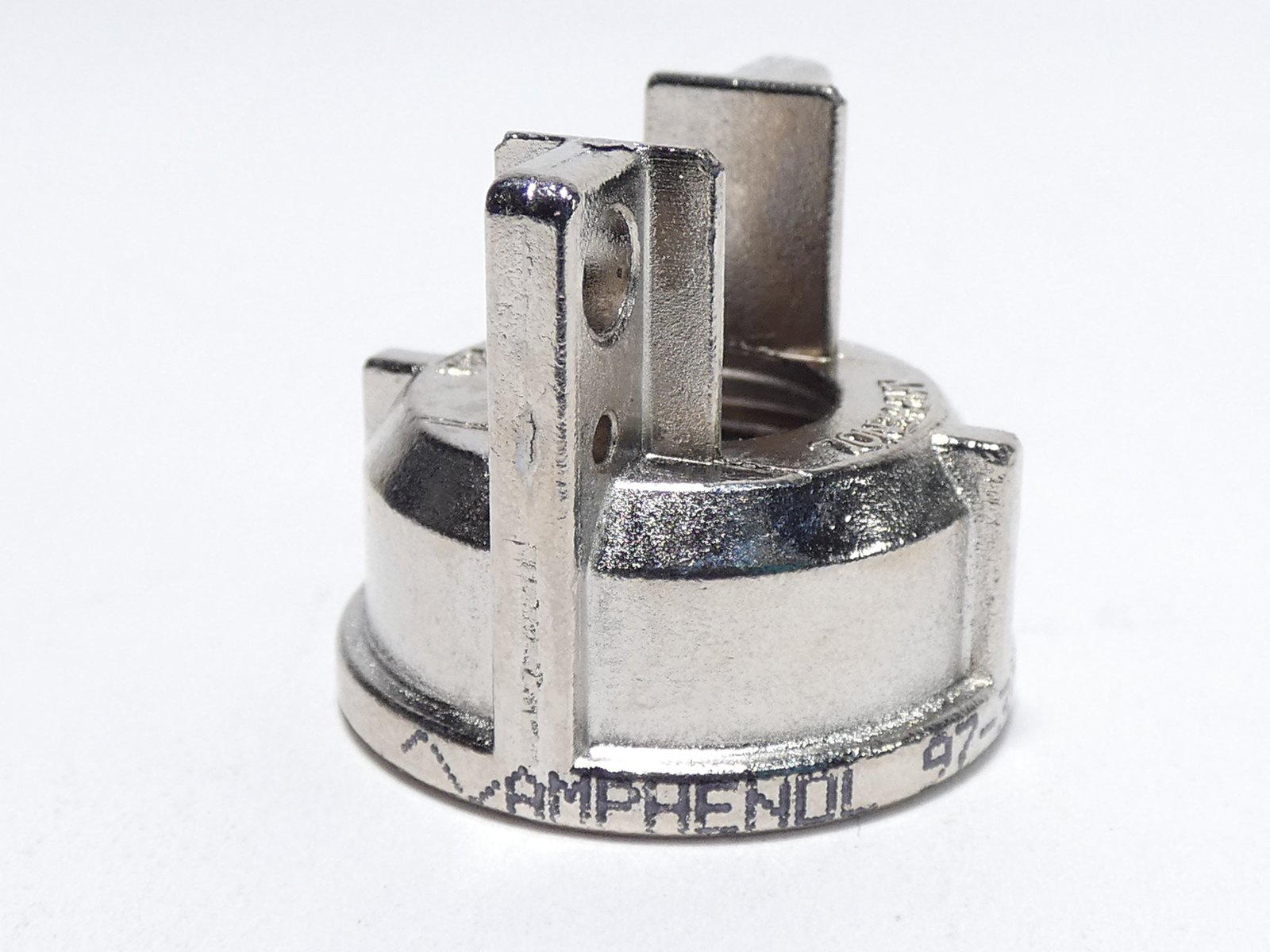 *Lot of 8* Amphenol 97-3057-1007(676) Cable Clamp Connector – NEW Surplus!