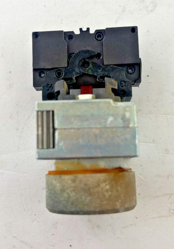 Siemens 3SB3400-0C Contact Block w/Black Push Button Industrial Control Switch