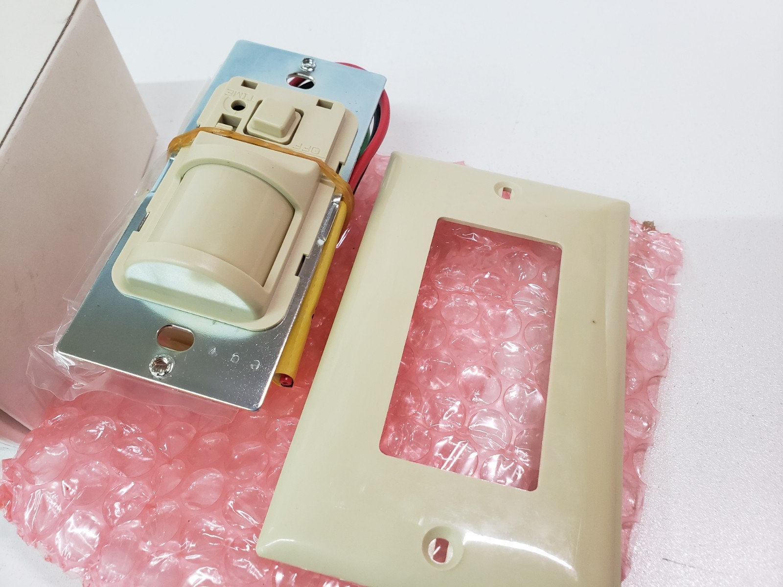 UNUSED – Hubbell WS1277I Wall Switch Sensor Ivory 120/277 VAC