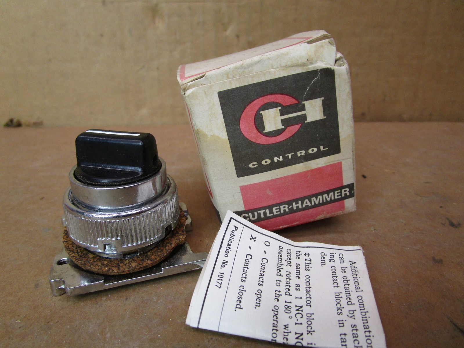 Cutler Hammer 10250T1411 2 Pos. Selector Switch 5-74 NEMA 4-13 51529LR