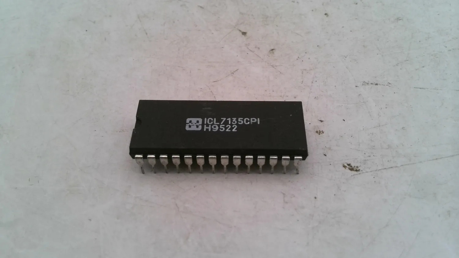 INTERSIL ICL7135CPI 4-1/2 DIGIT A/D CONVERTER IC DIP-24