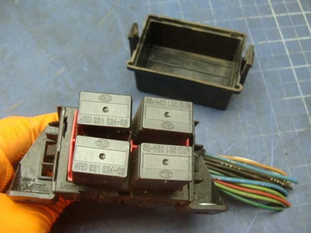 PETERBILT 330 FUSE/RELAY BOX E-434E/E-1826C W/4 HELLA RELAYS 4RD931524-02