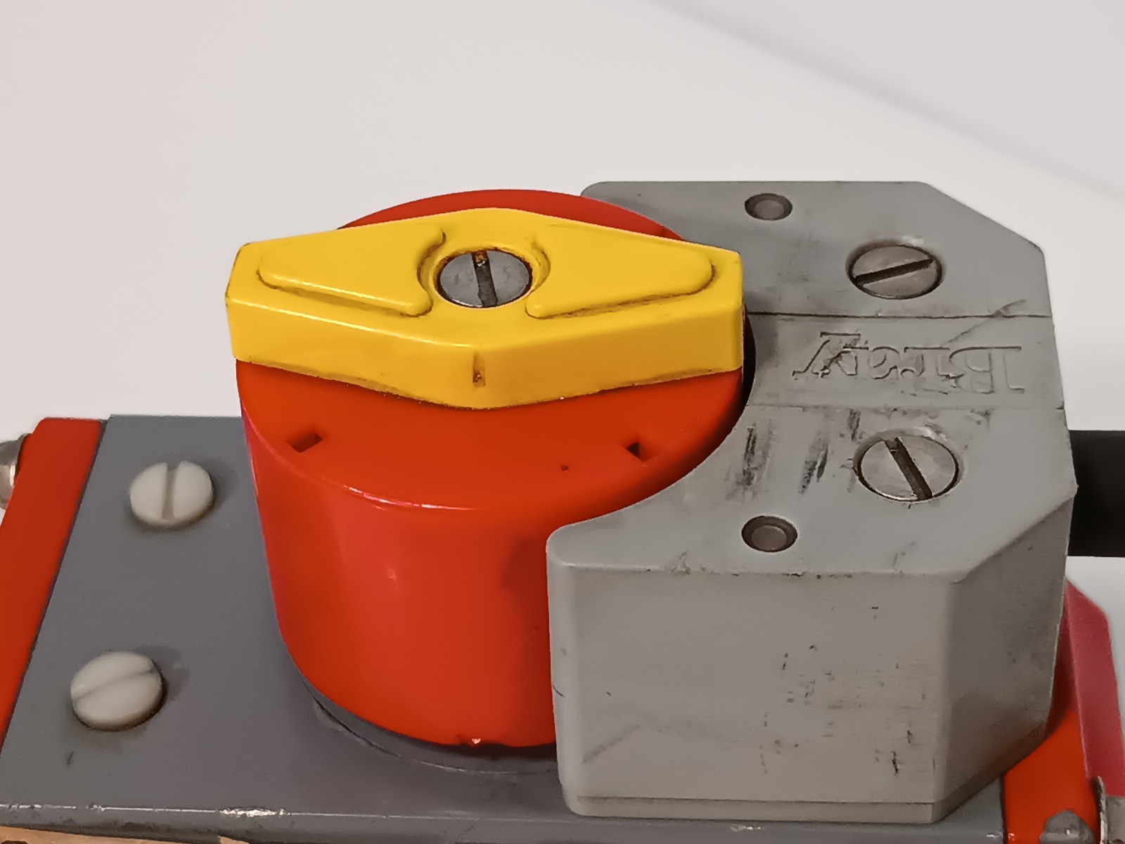 Bray 90-0500-73301-533 Series 92/93 Pneumatic Actuator w 52-0004-71104-536 Prox