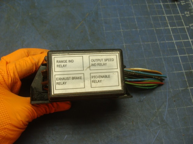 PETERBILT 330 FUSE/RELAY BOX E-434E/E-1826C W/4 HELLA RELAYS 4RD931524-02