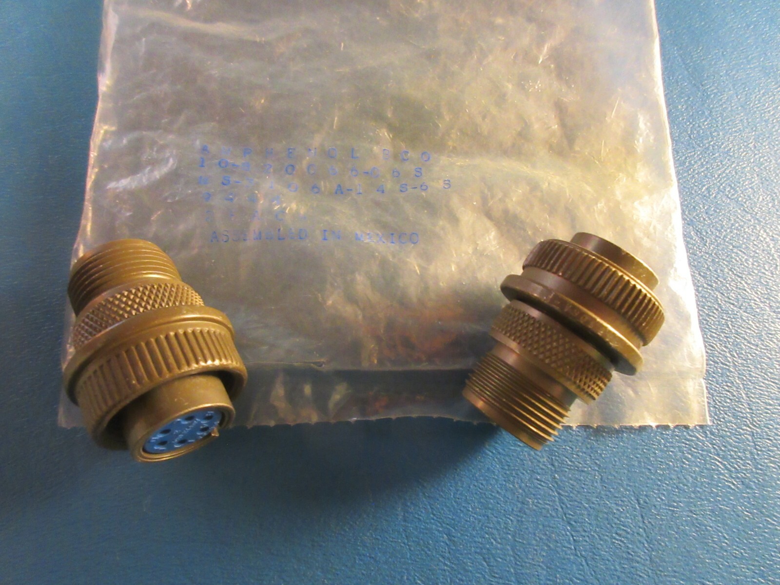 Bag of 2 Amphenol 10-820066-06S Connector Plug, 6 Pin Female Socket