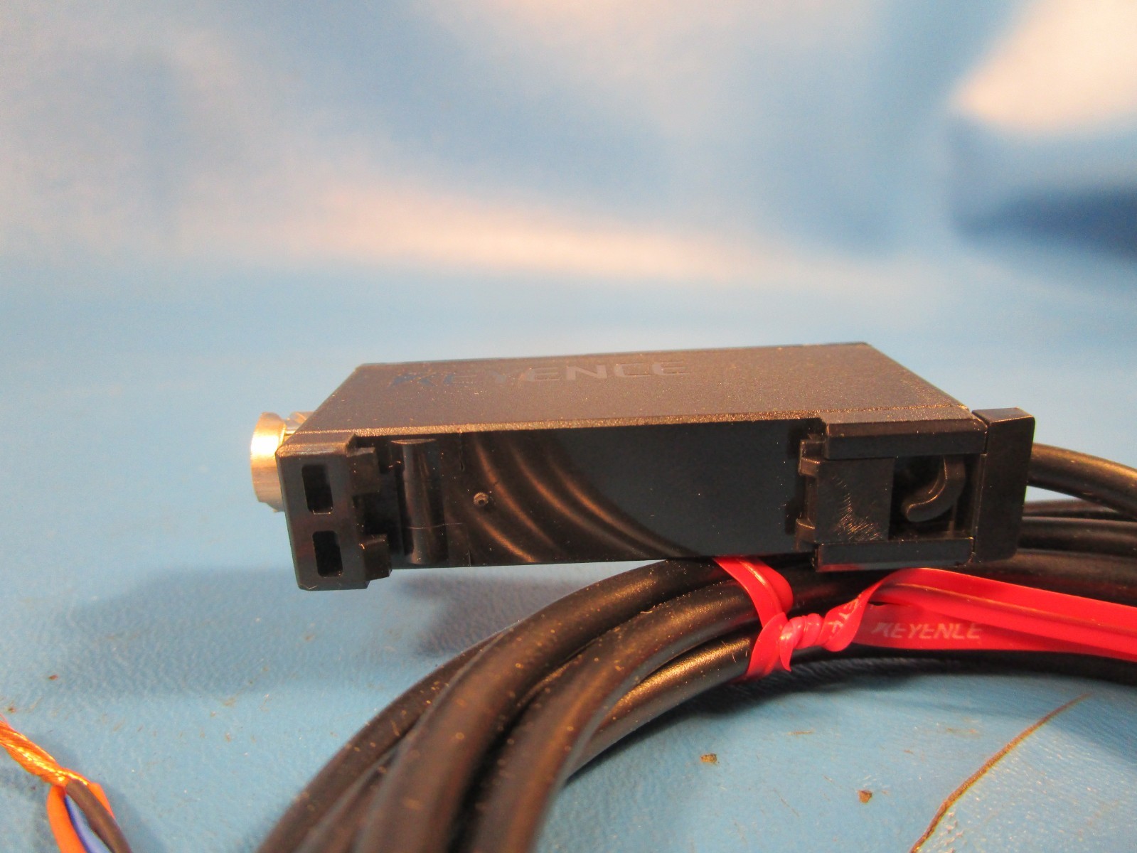 Keyence FS2-60, SENSOR AMPLIFIER, FIBER, Cable W/ Bracket, PHOTOELECTRIC