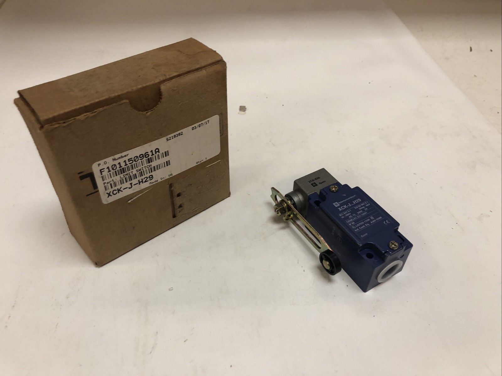 1 New Telemecanique Limit Switch With Arm XCK-J…H29, Ui 500V, AC 15. 240V 3A