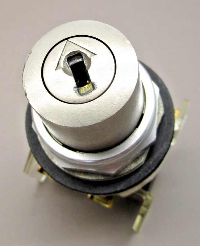 Allen Bradley 800T-H33KB6 Key Selector Switch 2-Position Maintained NO KEY