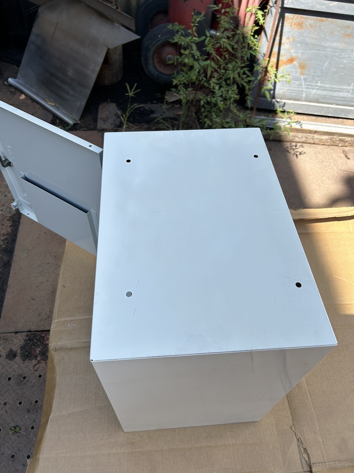 Knaack Weather guard 8311 Lockable Cabinet