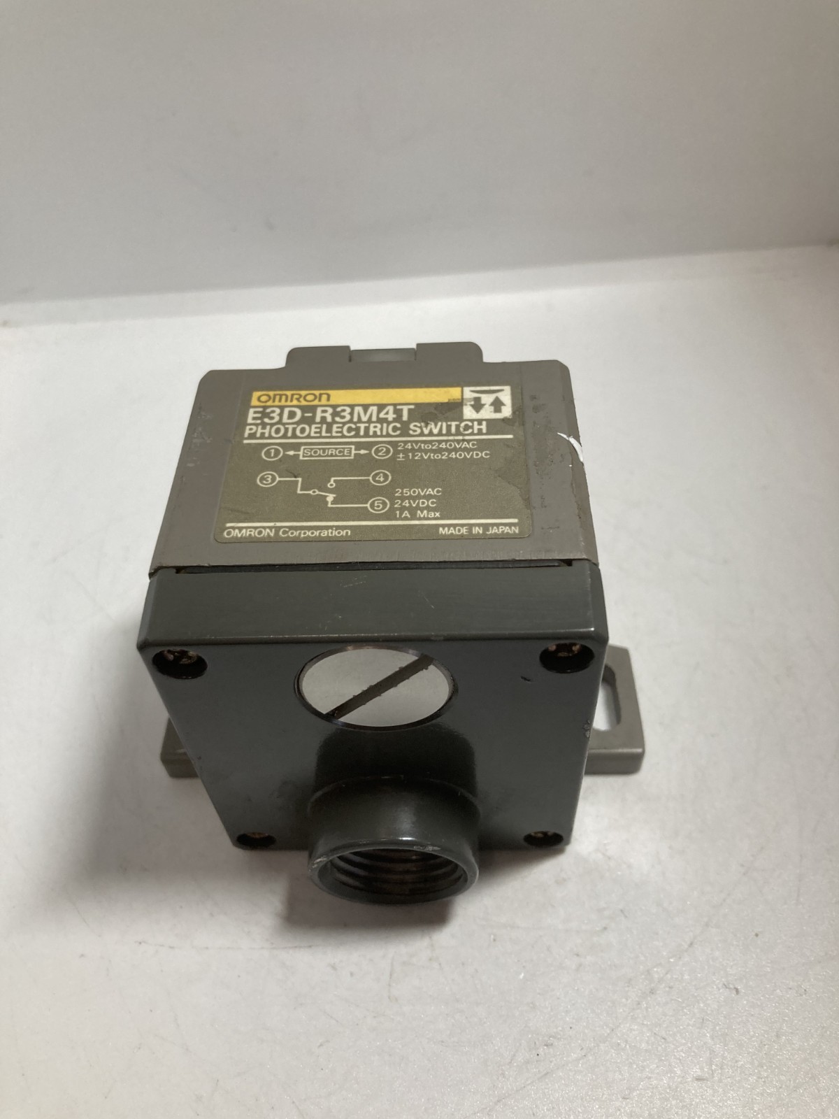 OMRON E3D-R3M4T PHOTOELECTRIC SWITCH 24-240VAC 12-240VDC