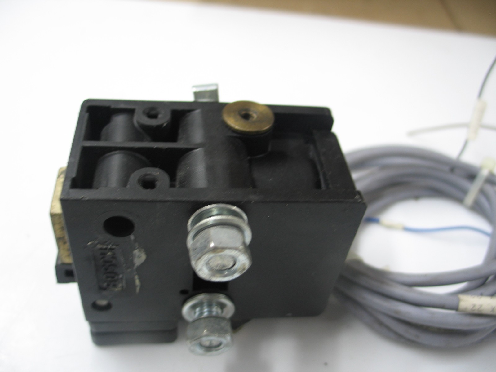 BOSCH 0-842-900-300 PNEUMATIC STOP GATE & BALLUFF 516-356 PROX SW + HDWR Q0266