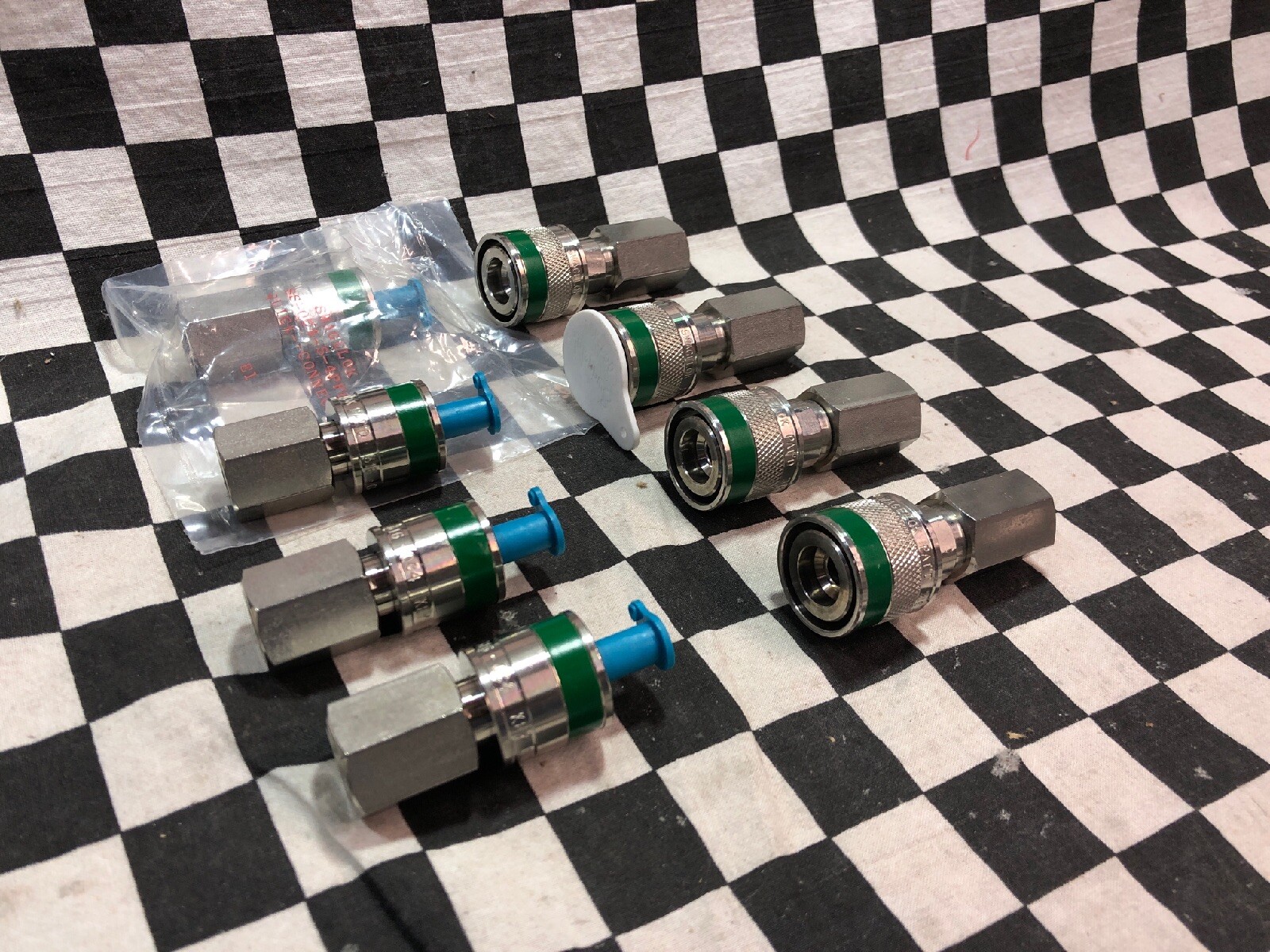 4 Sets Swagelok Quick Connect 1/4″ NPT, SS-QC4-B-4PFK3 & SS-QC4-S-4PFK3