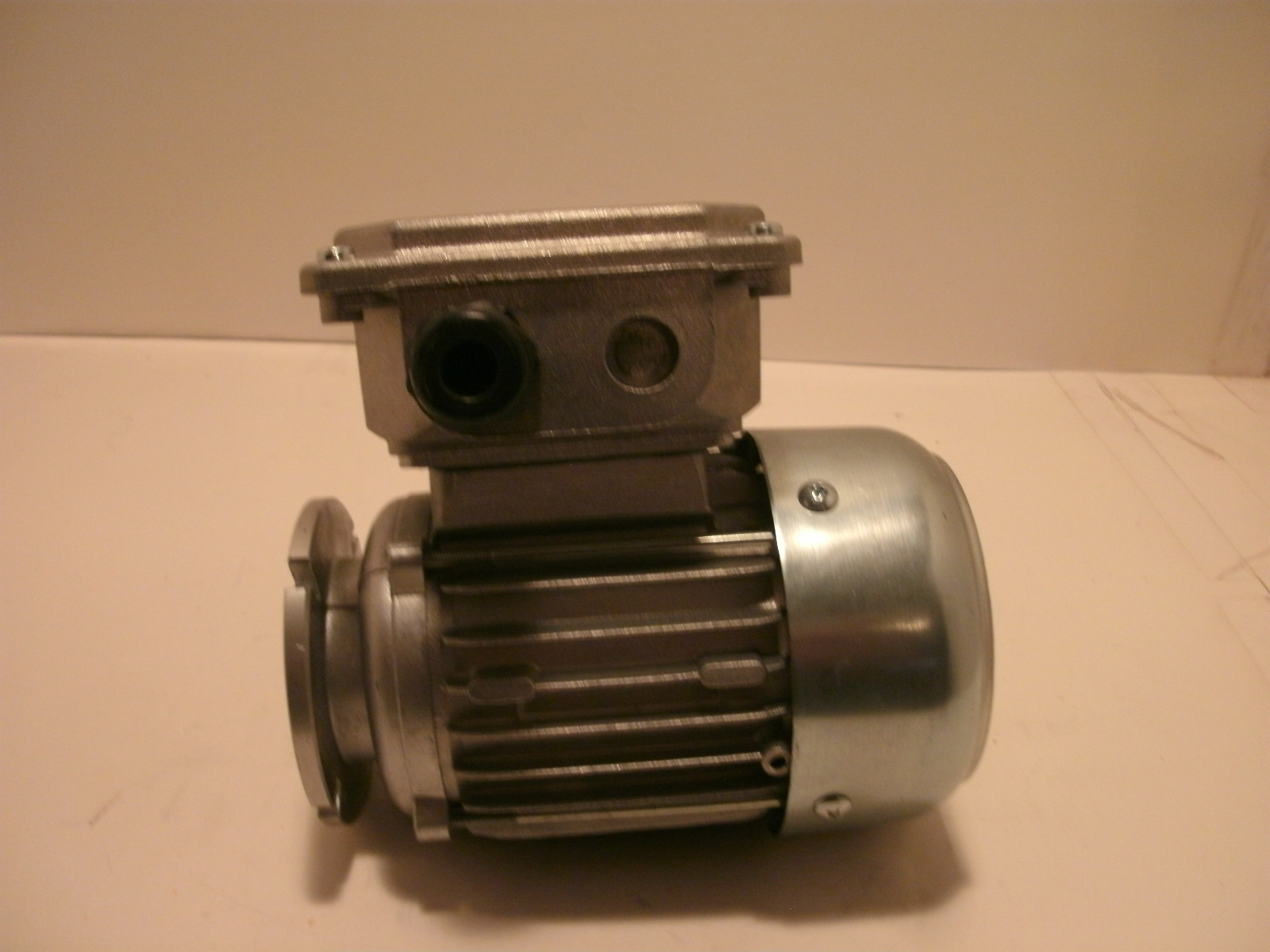 NERIMOTORI T50B4 STANDARD MOTOR 1480 RPM V/Y 230/400 0.08 HP 0.06 KW NEW NO BOX