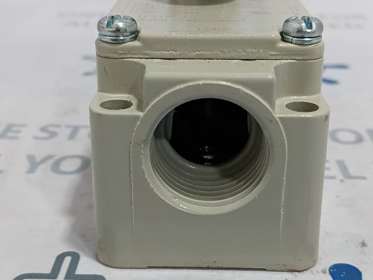 Azbil 1LS19-J Limit Switch with Roller Lever 3A 240VAC AC-15, 0.4A 30VDC DC-12