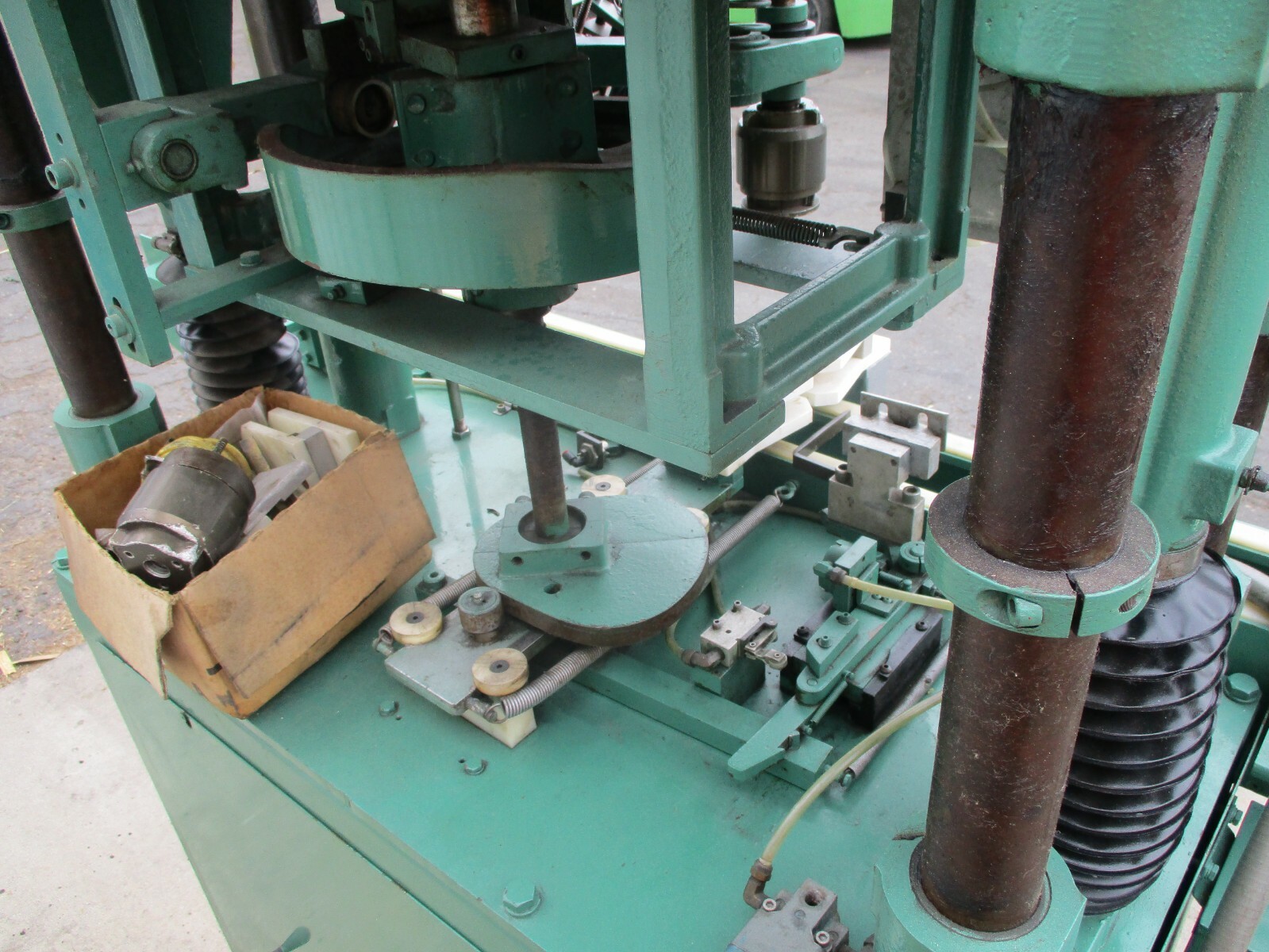 NEW JERSEY “APACHE” MODEL 550S AUTOMATIC BOTTLE CAPPING MACHINE