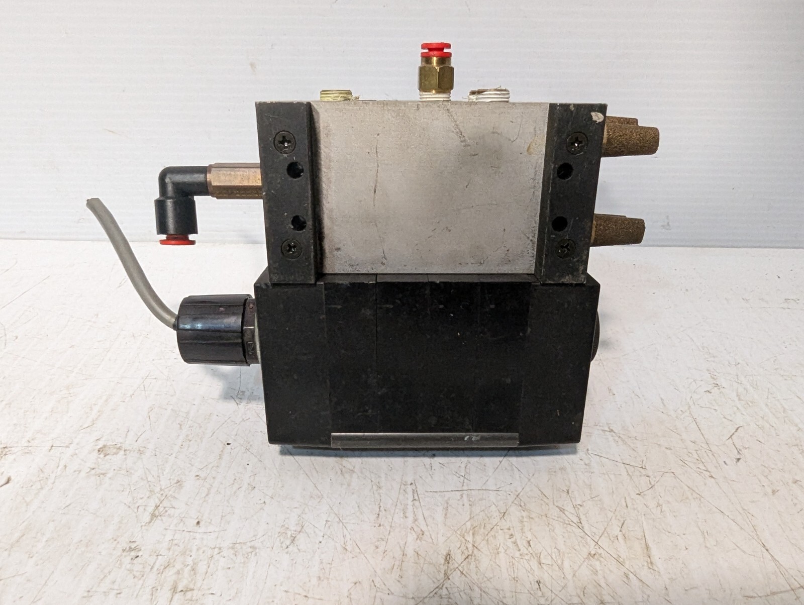 Taiyo Manifold Block w/ 3 SRS1-8S DC24V Solenoid Valves