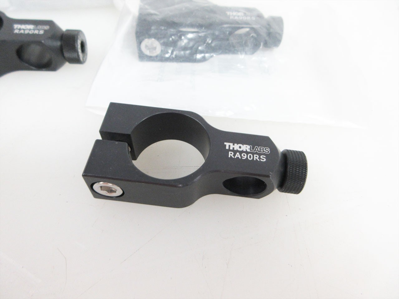 LOT OF FOUR (4) THORLABS RA90RS RIGHT-ANGLE Ø1″ TO Ø1/2″ POST CLAMP