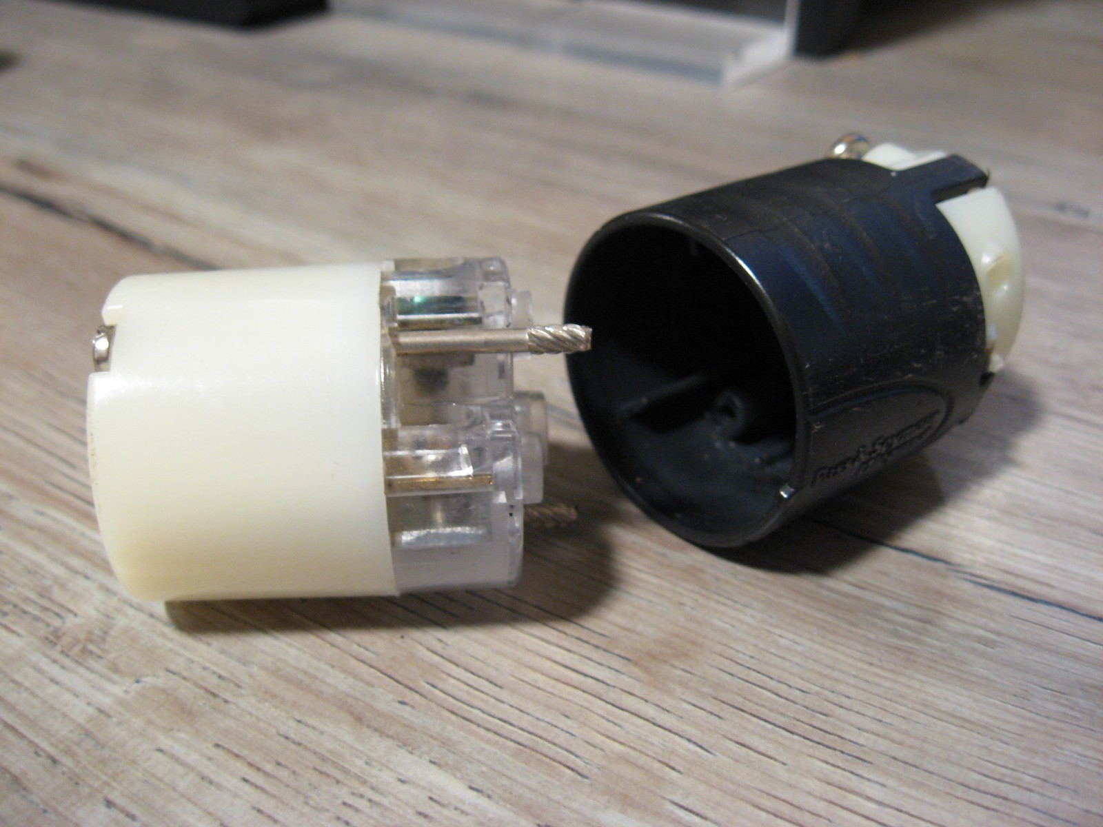 NEW Pass & Seymour Female Straight Blade Connector – 15A 125V Hard Duty Plug