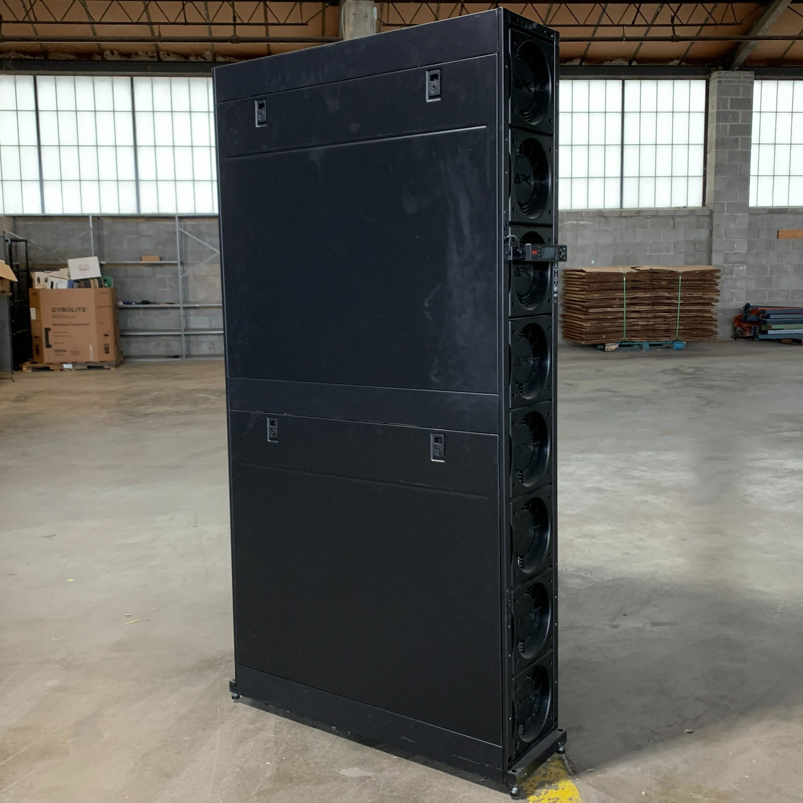 APC ACRC103 60Hz 240V Inrow RC Air-Cooled Server Cooling System for Parts Read