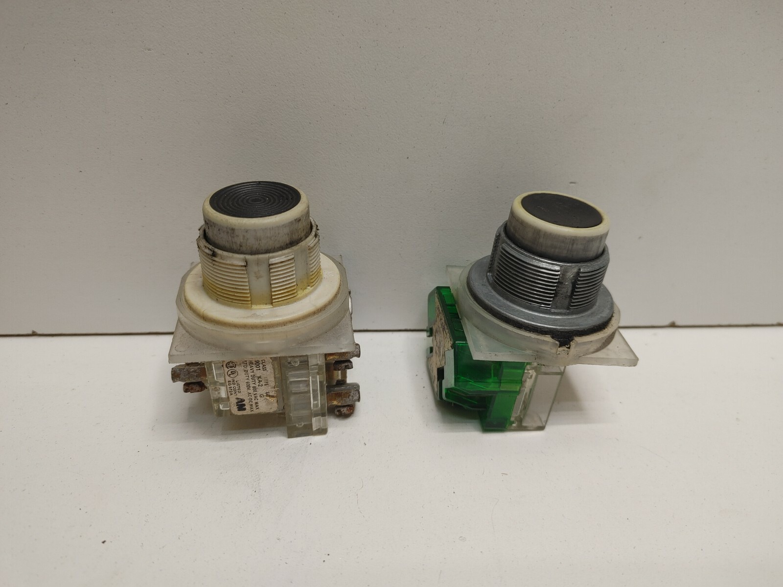 LOT OF 2 GUARANTEED! SQUARE D 10A 600V BLACK PUSH BUTTON SWITCHES 9001KR1B
