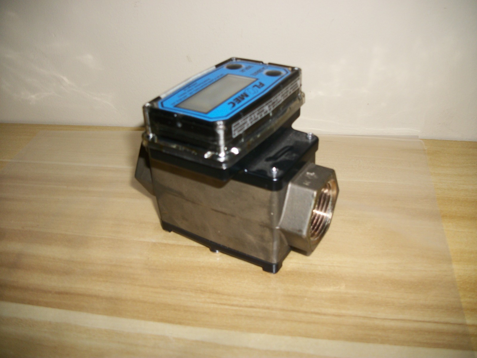 UNUSED FLOMEC ELECTRONIC DIGITAL FLOWMETER MODEL G2B10N09GMA B10N 300 PSI