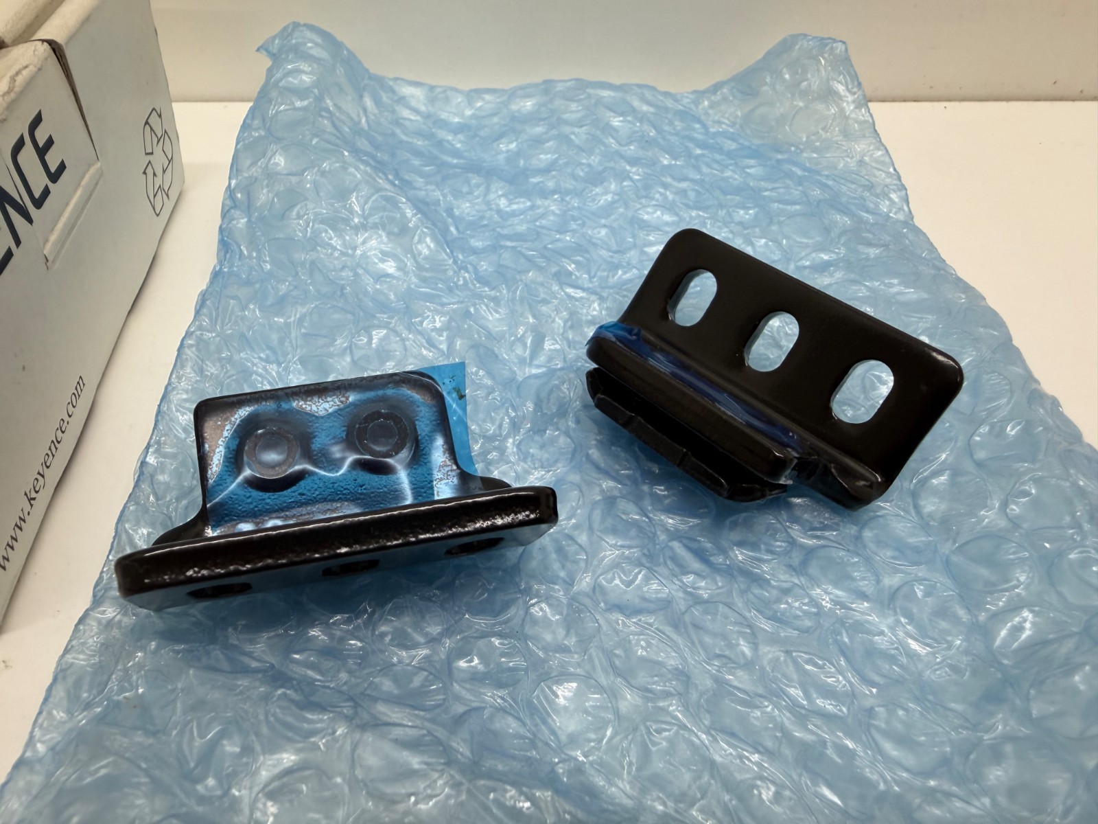 NEW IN BOX! KEYENCE SAFETY LIGHT CURTAIN L-SHAPE MOUNTING BRACKET GL-RB12