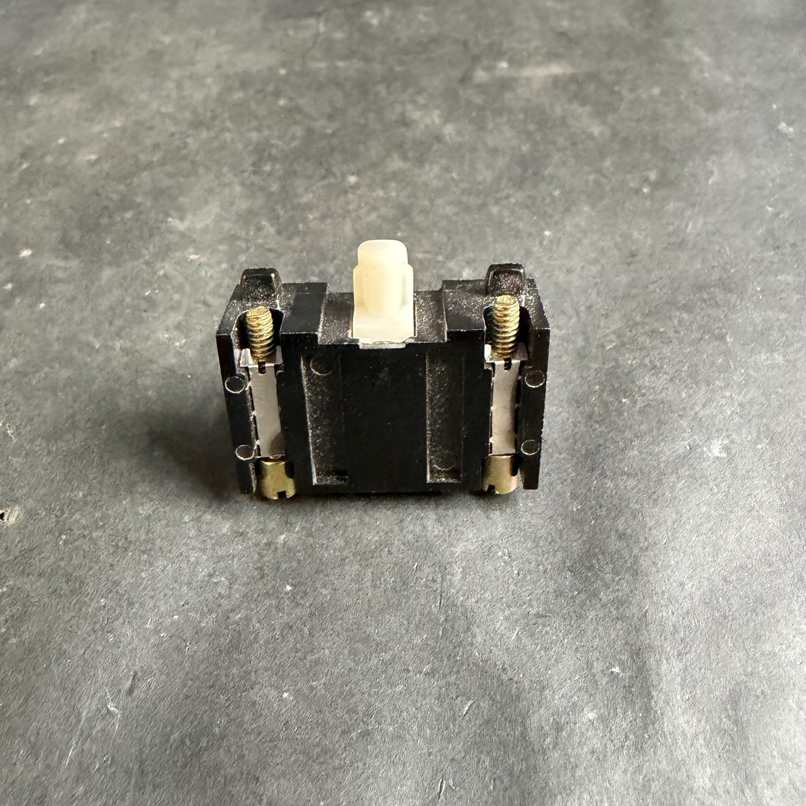 FURNAS 52BAK OIL TIGHT CONTACT BLOCK ($15 OBO)