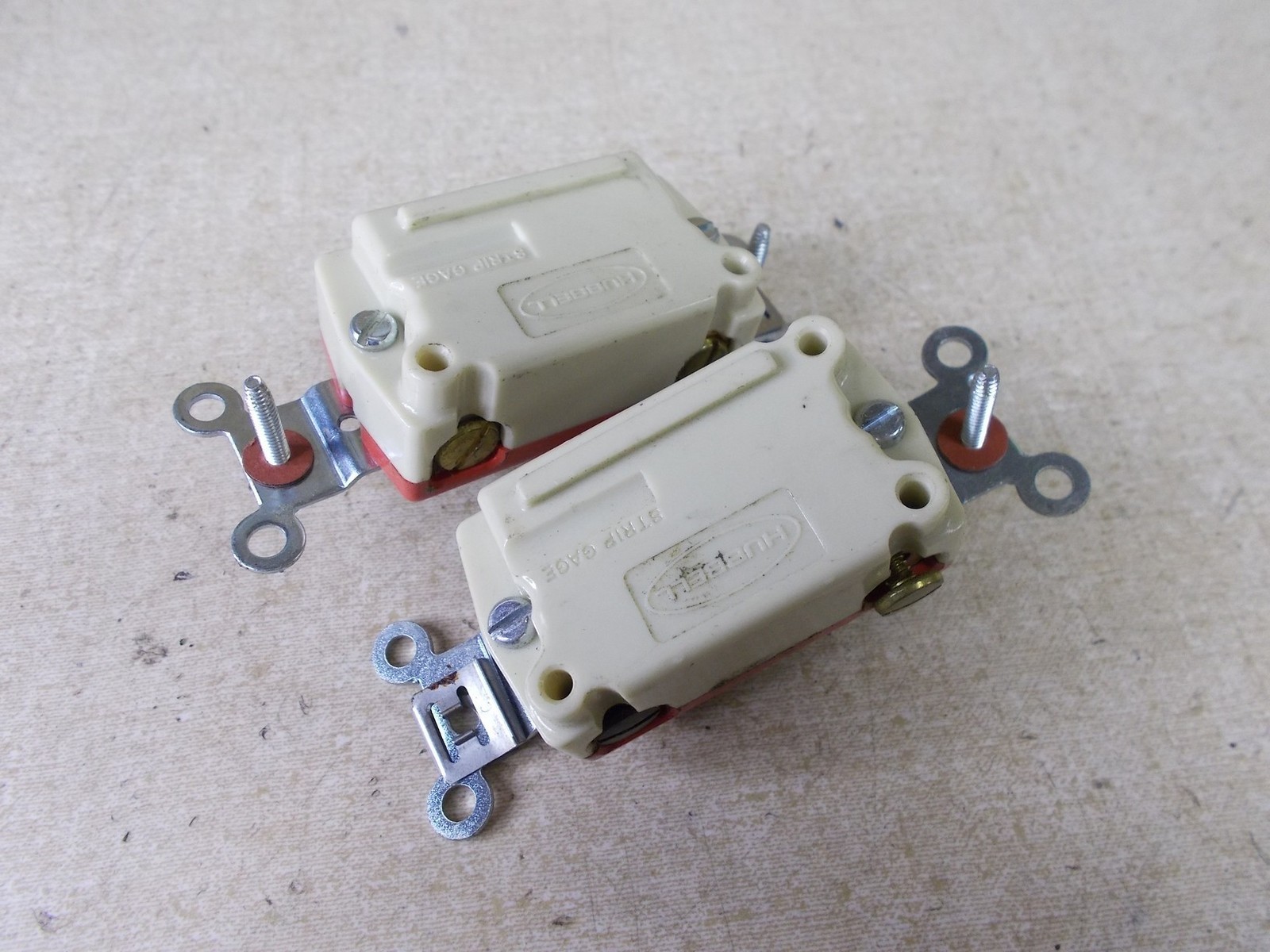Hubbell ON/OFF Toggle Light Switch 20A 120-277V, Lot of 2 *FREE SHIPPING*