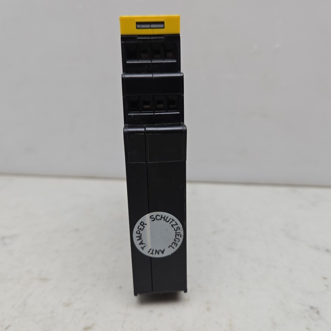 Moeller ESR4-NE-42 Safety Relay 24V Ac/Dc 50/60Hz 230Vac 6A 18815601 Used See Pi