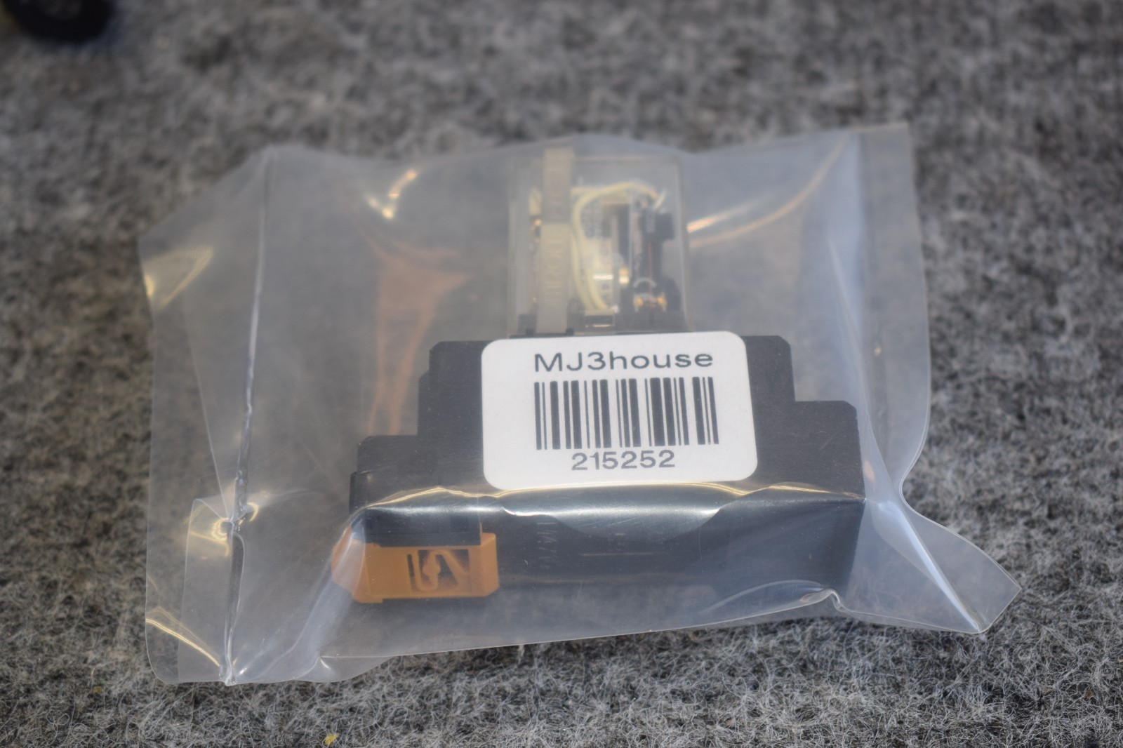 OMRON MY4ZN-D2 24vdc Relay w/ Base #215250-R1*B50