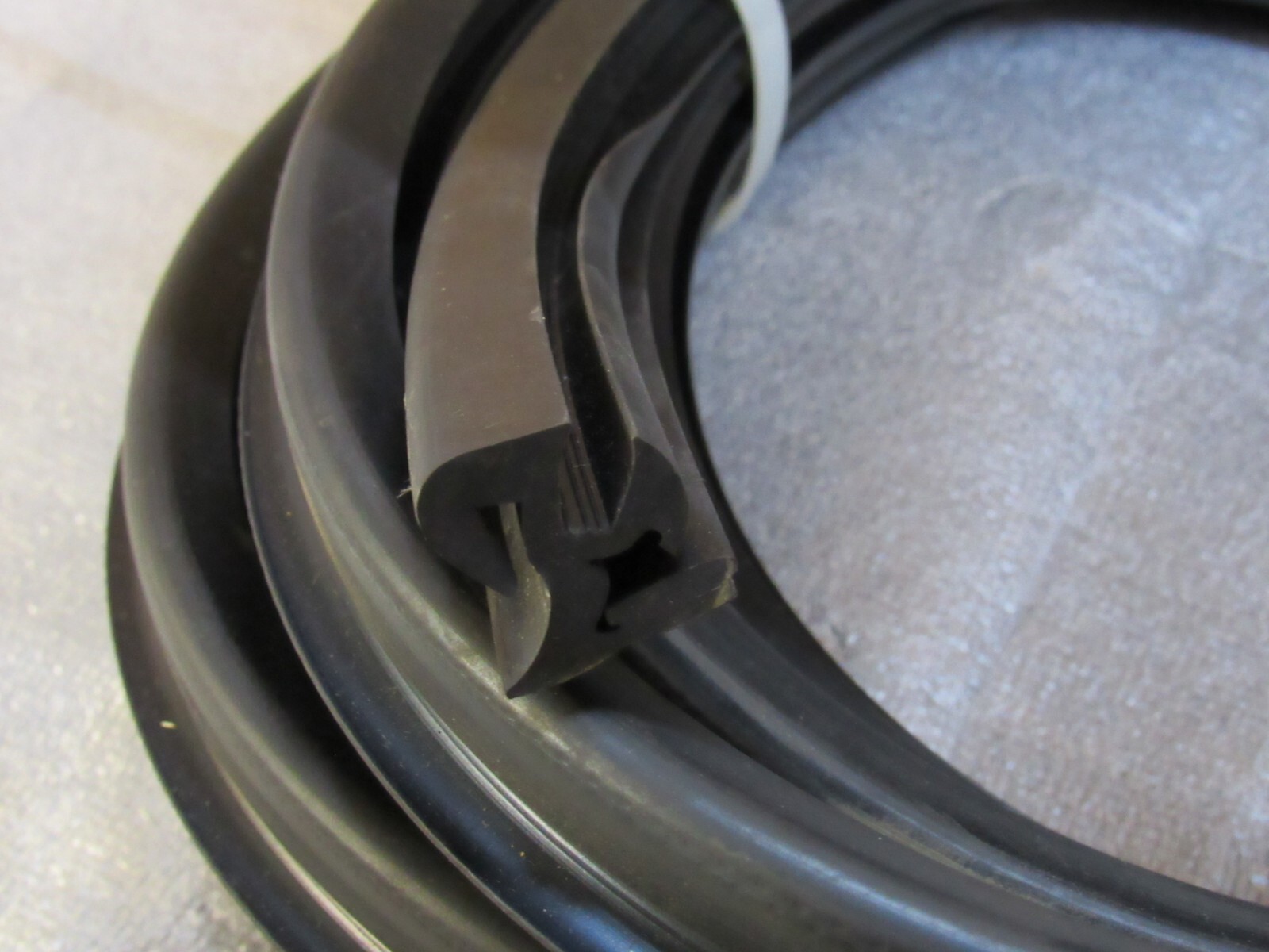 NEW CR LAURENCE RUBBER WEATHER STRIP STRIPPING 597120 1/4X9/64 26′ FT