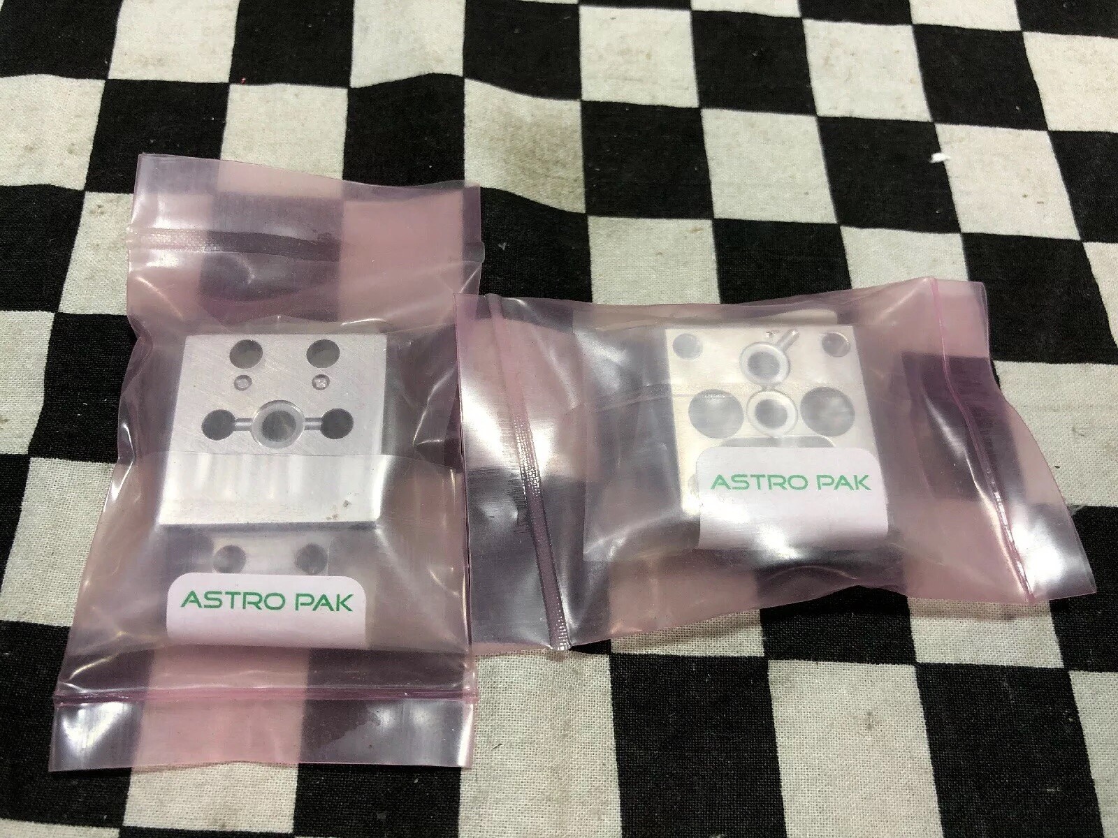 LOT OF 2 ASTRO PAK 220-32209-000R11 & 220-32206-000R11, SHIPSAMEDAY #1537P5