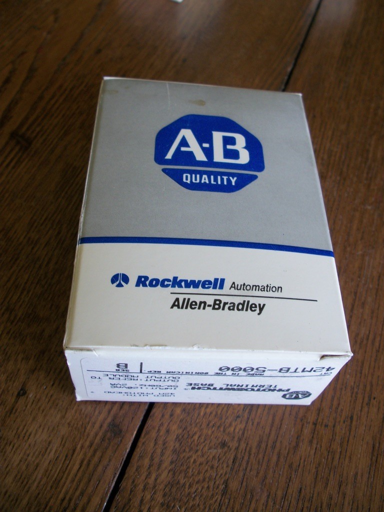 ALLEN BRADLEY 42MTB-5000 PHOTOSWITCH TERMINAL BASE 120VAC 50/60HZ SERIES B BNIB!
