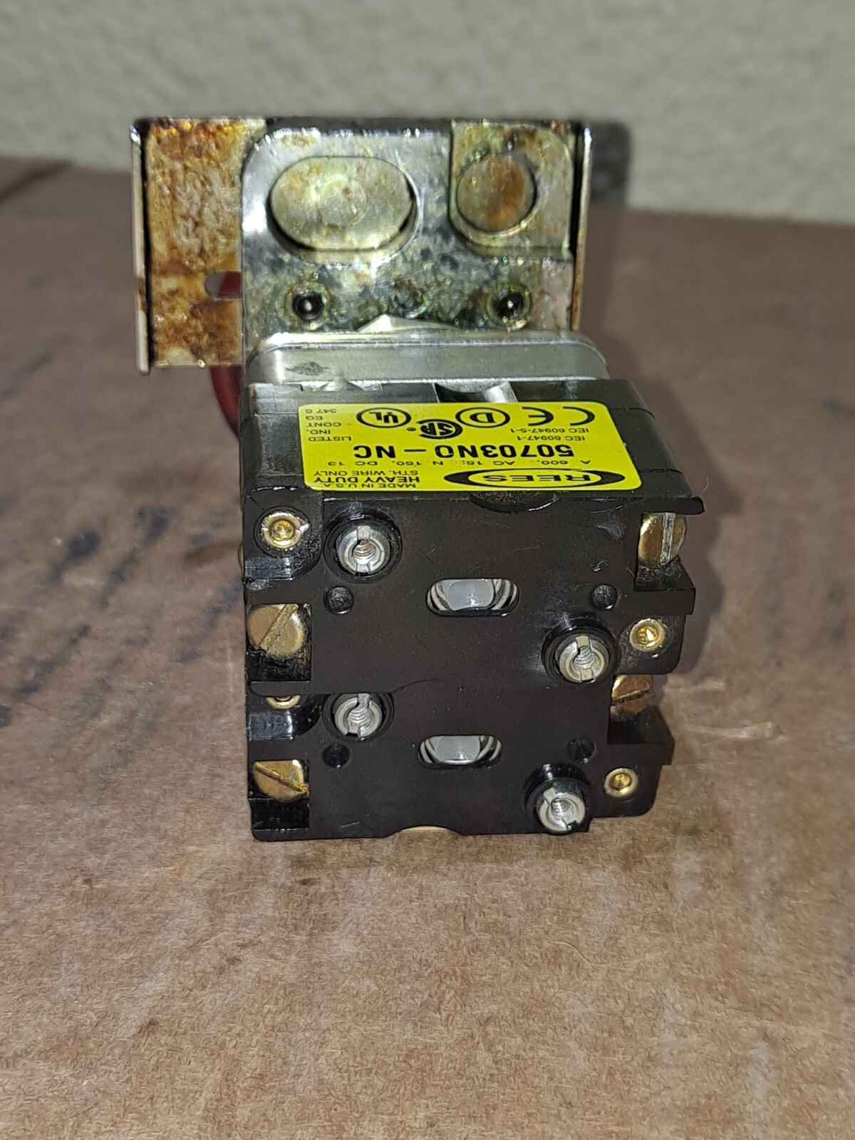 REES 40102-102 RED EMERGENCY STOP BUTTON W/ CONTACT BLOCK 50703NO-NC 50701 A NO