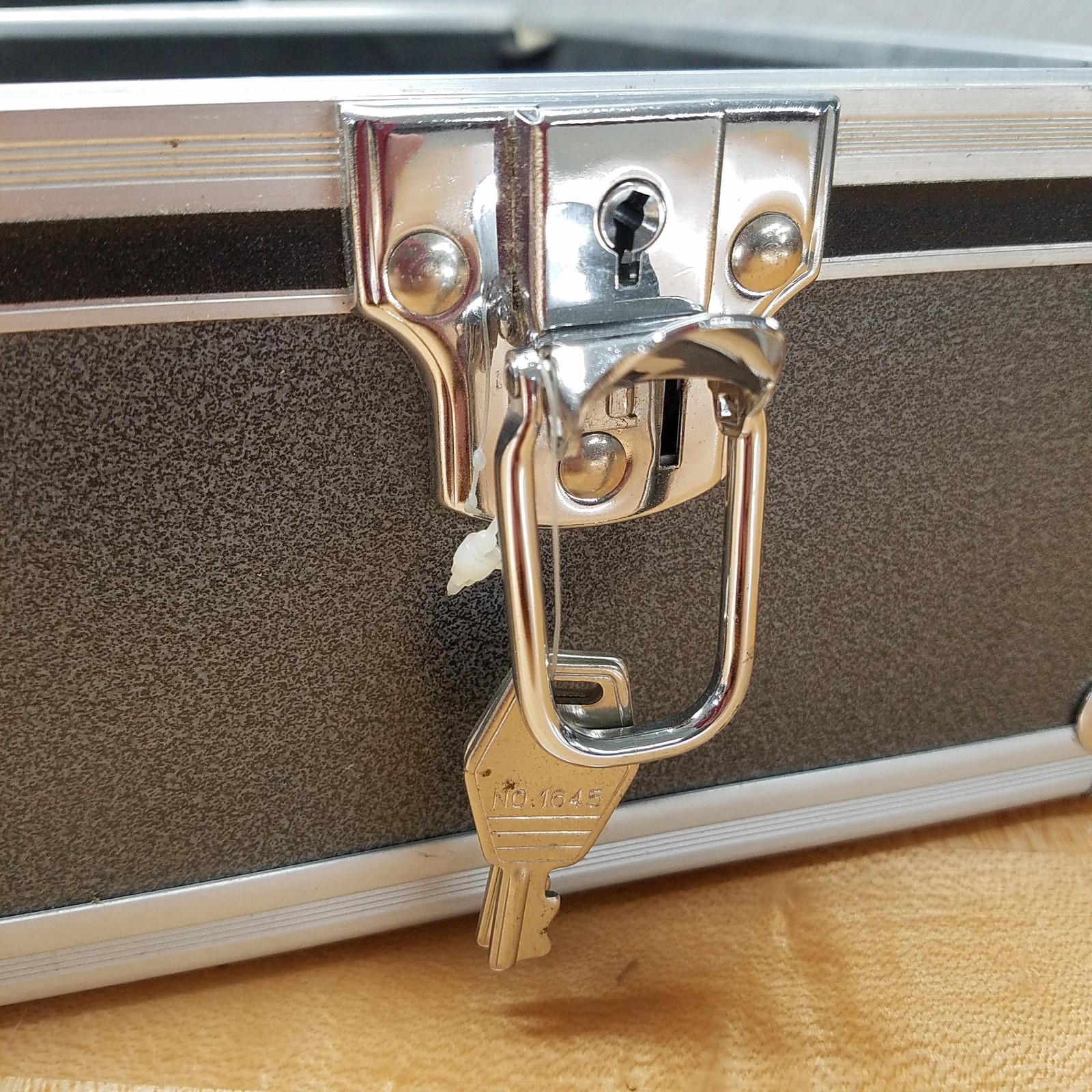 Storage Case OD: 20 1/2 X 15 1/2 X 6 3/4″, Lid Removeable, Lockable Closures