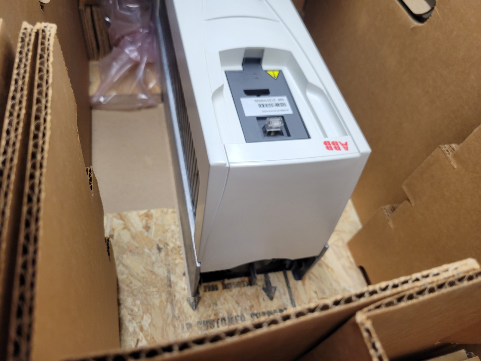 NEW OLD STOCK! ABB 15HP 11KW 500-600V 17A AC DRIVE ACS550-U1-017A-6+L512