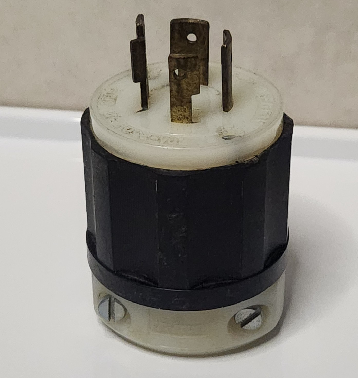 LEVITON NEMA L15-20 MALE 20A-250V 30 LOCKING ELECTRICAL CONNECTOR PLUG