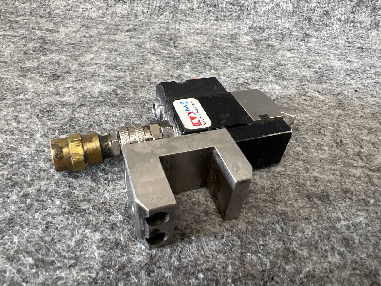 VALCO MELTON Hot melt adhesive applicator nozzle module Used