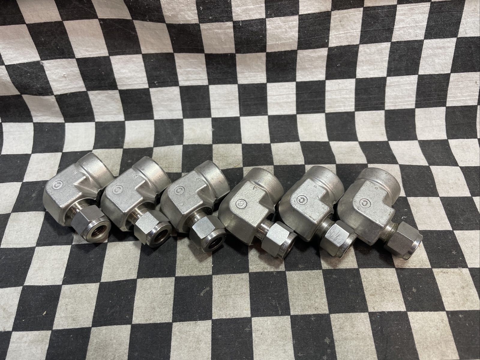 SWAGELOK SS-600-8-8, SS60088, FAMALE ADAPTER 3/8″ T X 1/2″ FNPT LOT OF 6#1374V11