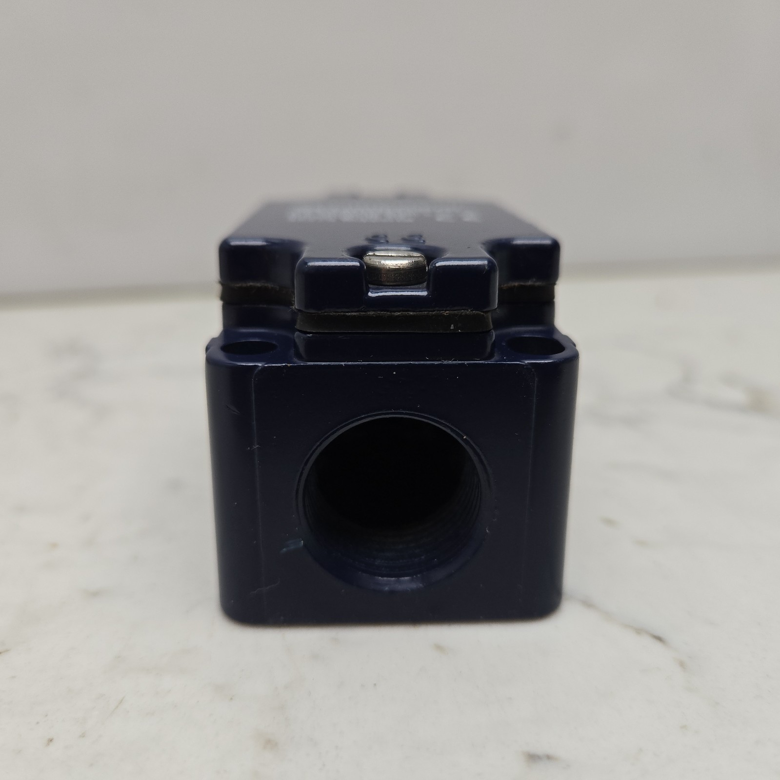 Schmersal MR330-11Y-M20 Position Switch Roller Plunger Actuated 250V New