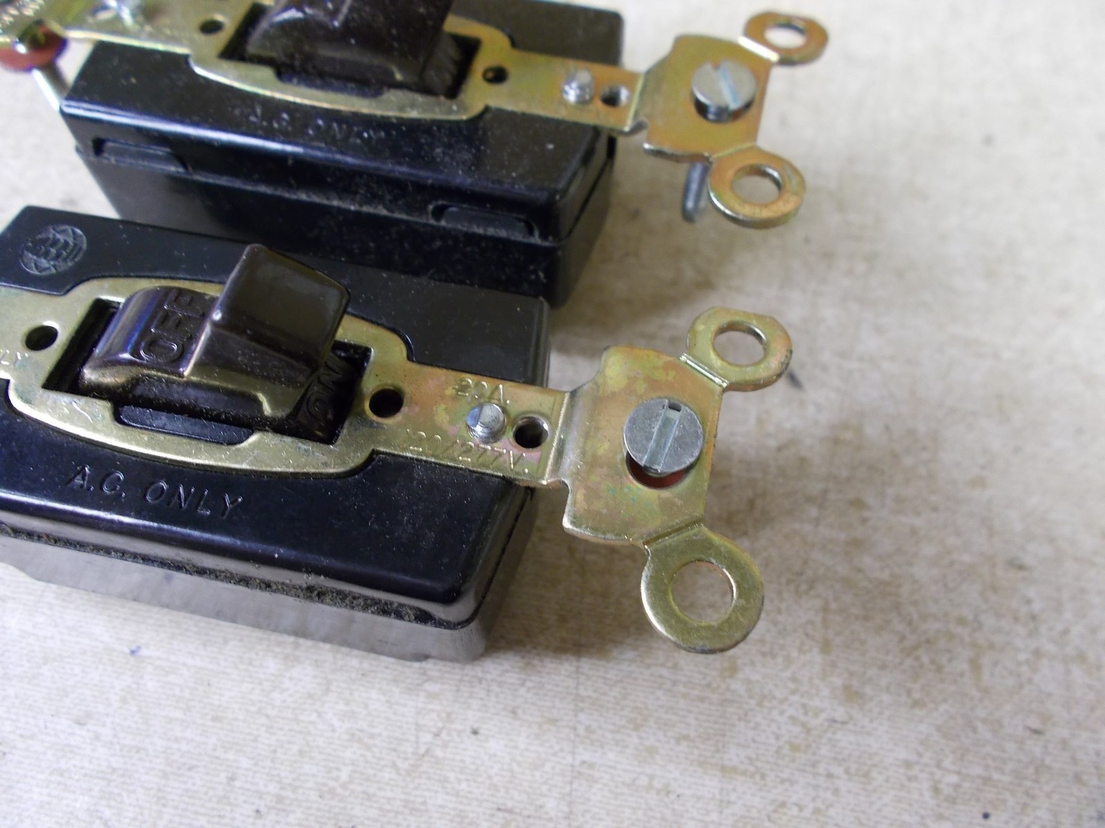 NEW Hubbell ON/OFF Toggle Light Switch 20A 120/277V, Lot of 2 *FREE SHIPPING*