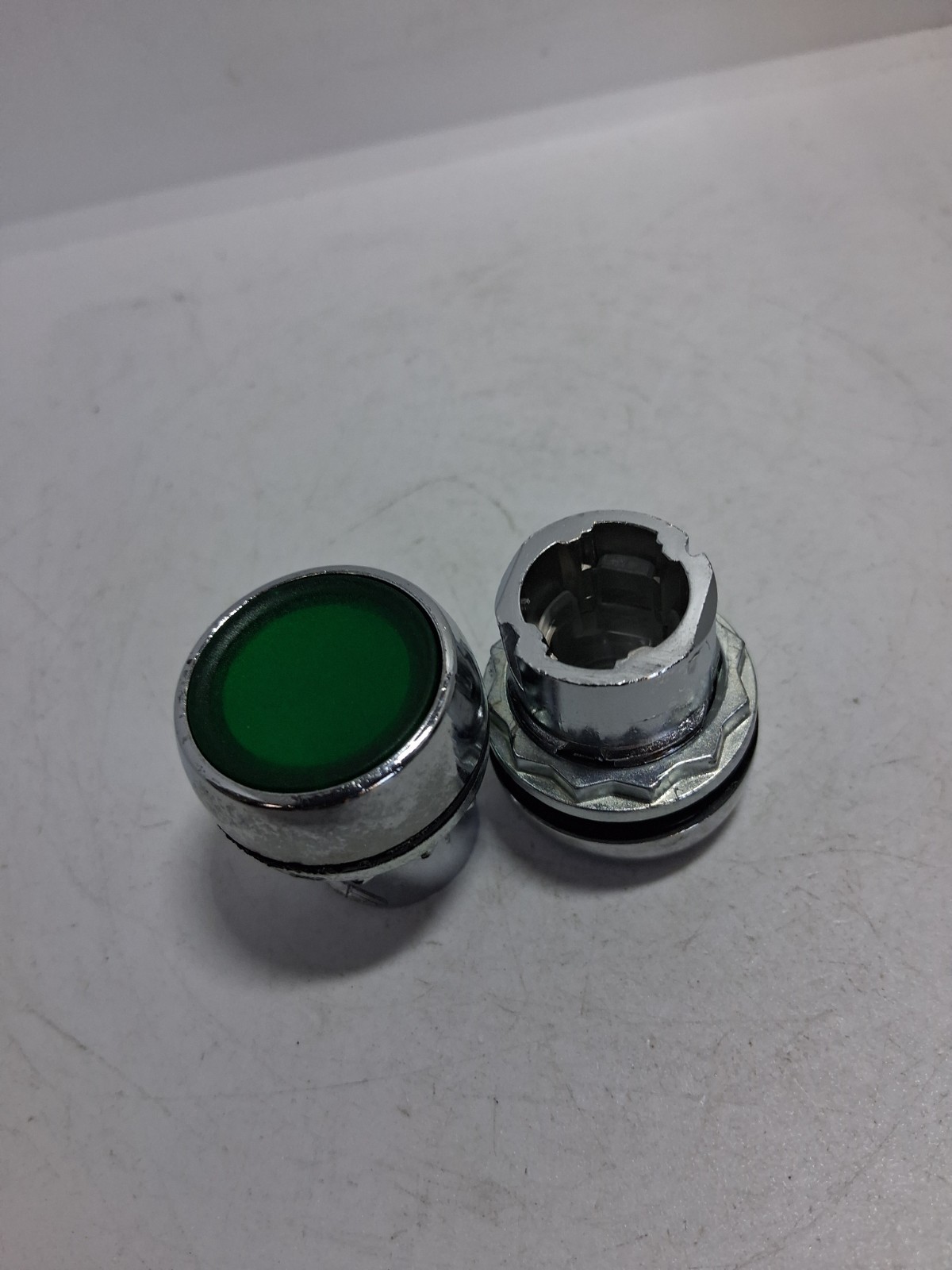 ALLEN BRADLEY 800FM-LF3 PUSHBUTTON OPERATOR ILLUMINATED GREEN FLUSH (LOT OF 2)