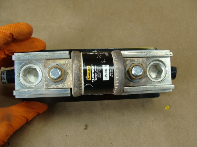 BUSSMANN LIMITRON JJS-300 CLASS T FUSE 600VAC AND FUSE BLOCK