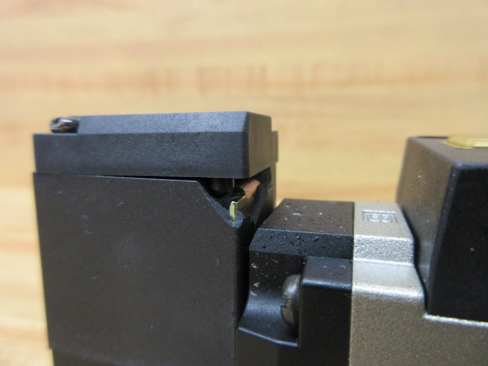 SMC NVFS3300-3FZ Solenoid Valve NVFS33003FZ Chipped Corner