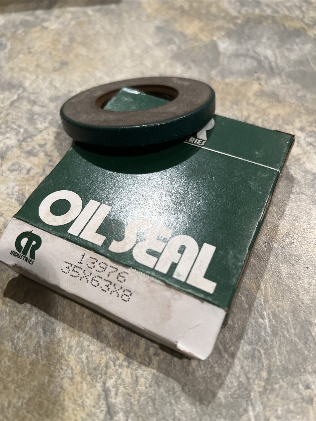 OIL SEAL CR 13976 CRW1 V (35X68X8) CHICAGO RAWHIDE , Free Shipping !