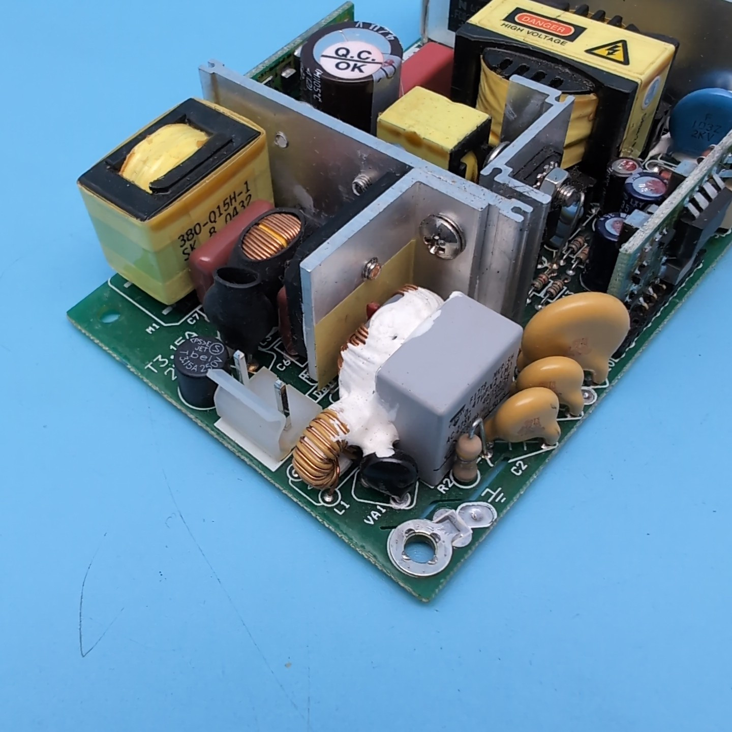 XP Power Supply JPS130PS15 47-63Hz 100-250VAC IN / 130W MAX 15V DC 8.7A OUT