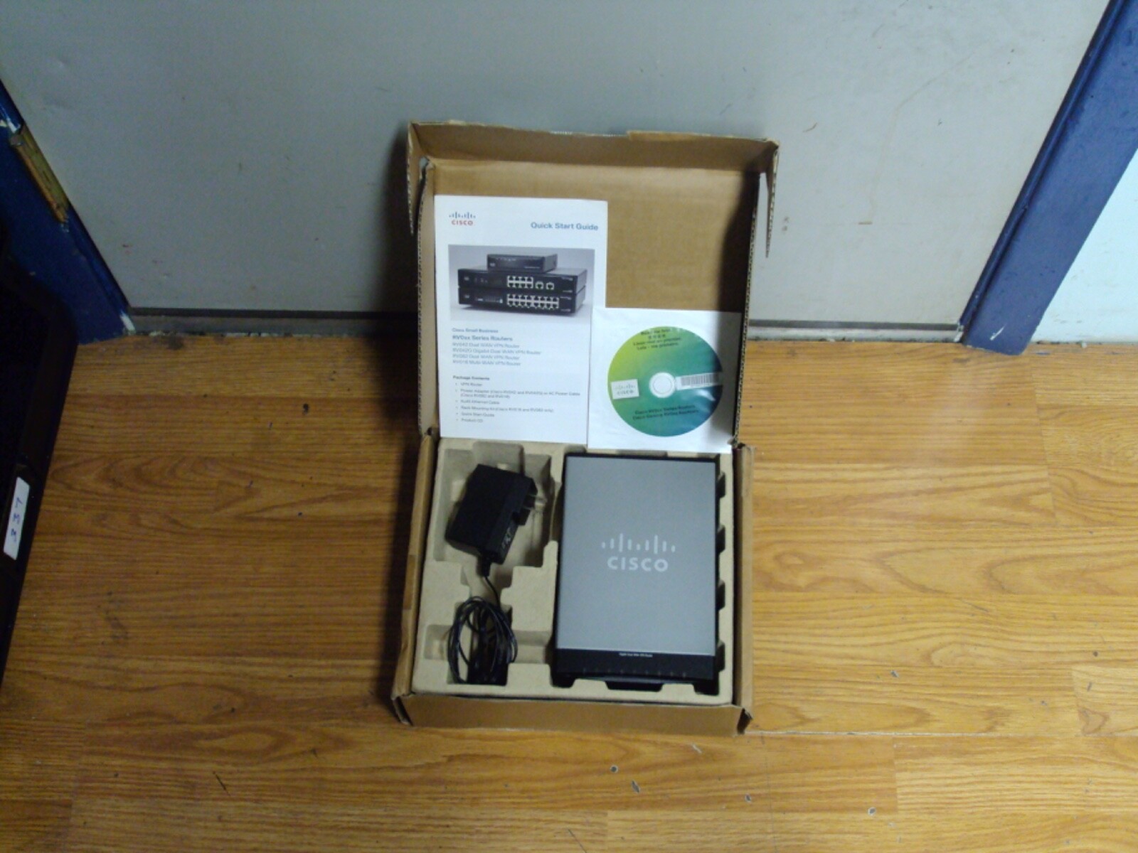 New Box Cisco RVO42 Gigabit Dual Wan VPN Router Complete S23