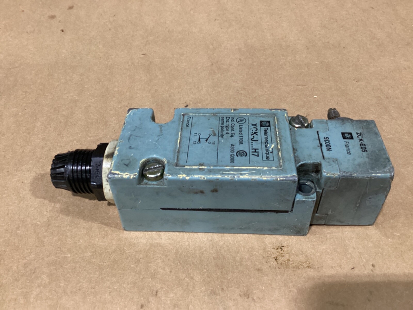 TELEMECANIQUE XCK-J…H7 LIMIT SWITCH ASSEMBLY with ZCK-E05 #102F107