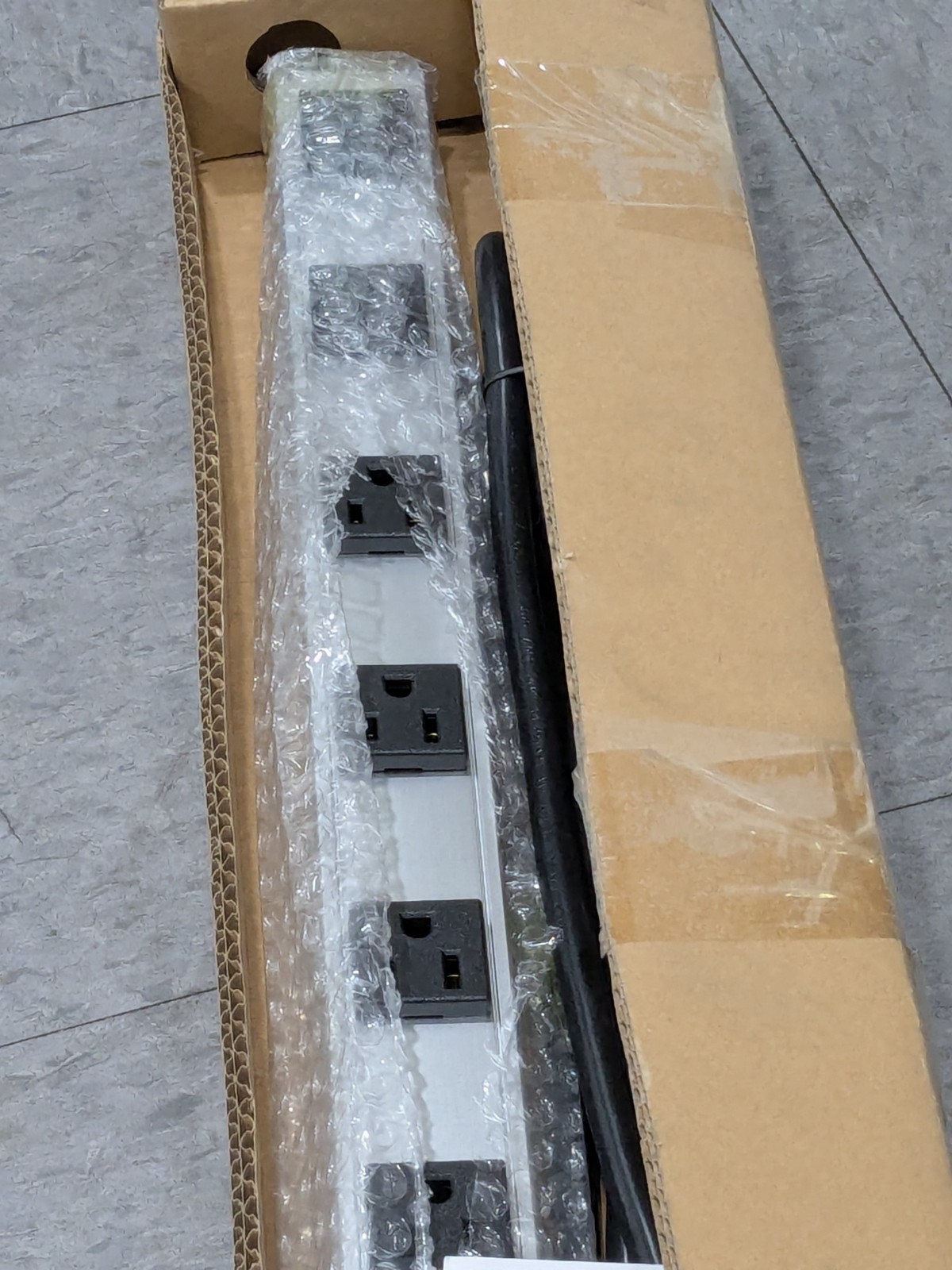 TRIPP-LITE 12 Outlets 120 Volts 15 Amps 15′ Cord Power Outlet Strip PS3612